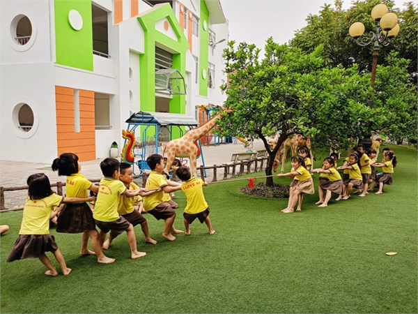 Cùng các bé lớp MGL A1, A2 chơi trò chơi dân gian Kéo co và Bịt mắt bắt dê nhé!